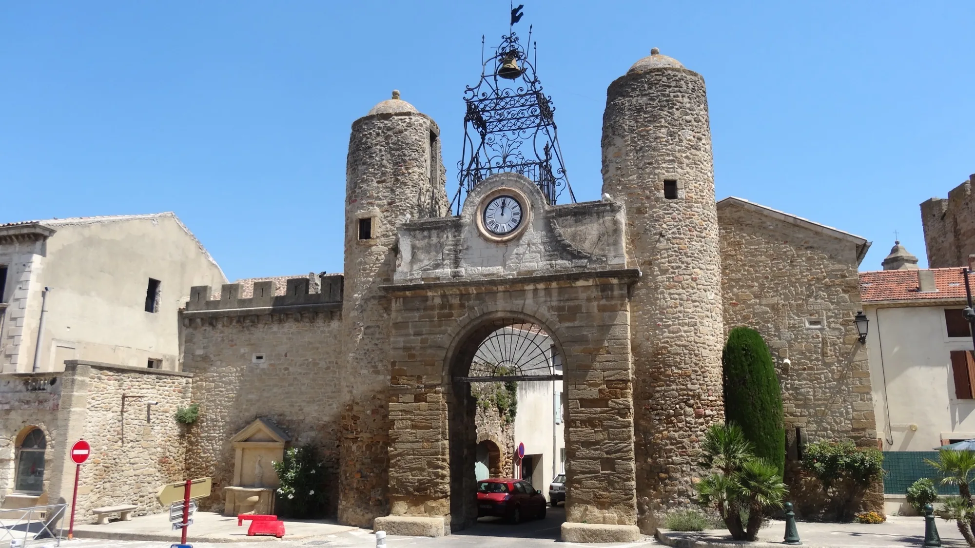 La porte de ville et son campanile à Camaret-sur-Aigues