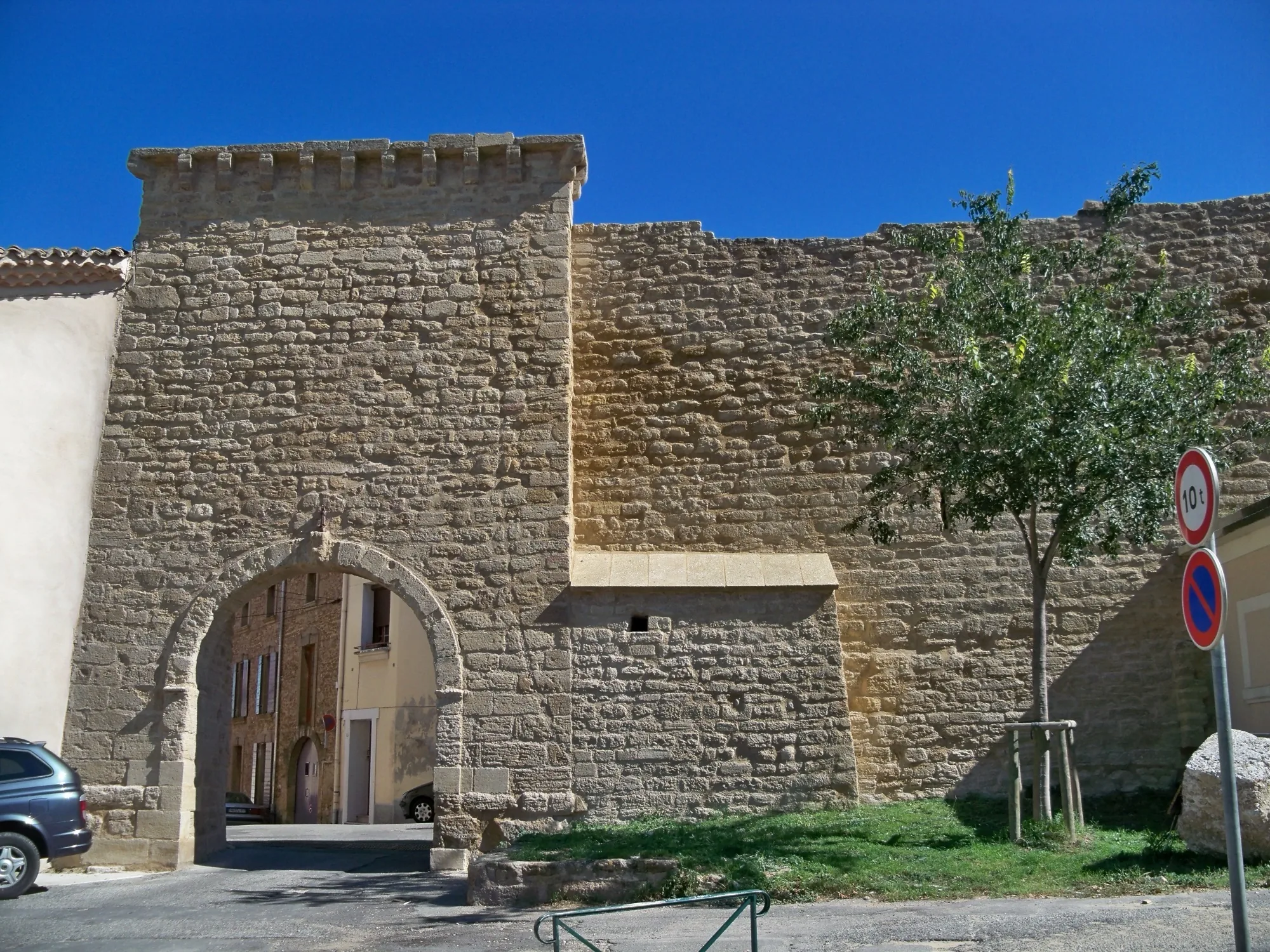 La porte Aurouze, dans les remparts de Courthézon