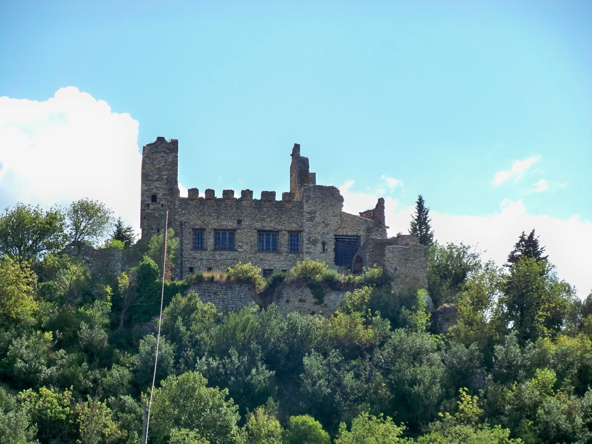 Le château de Mondragon sur sa colline