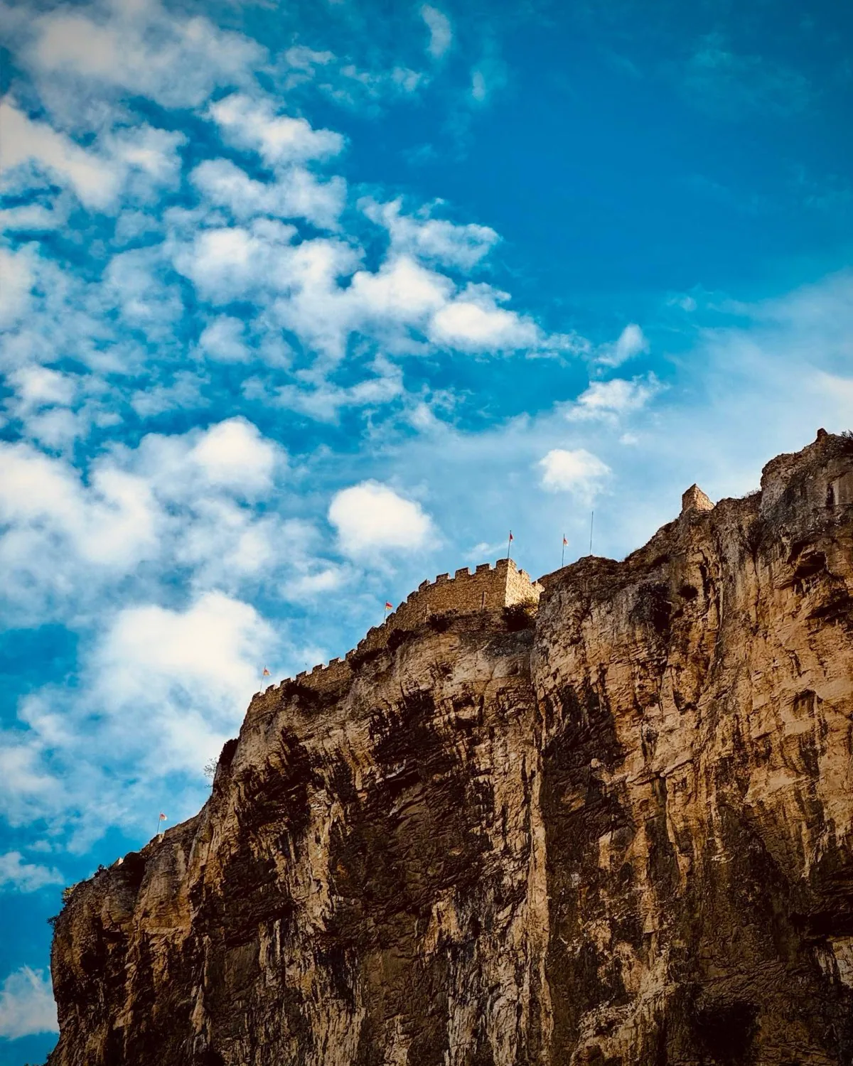 La forteresse de Mornas au sommet de sa falaise