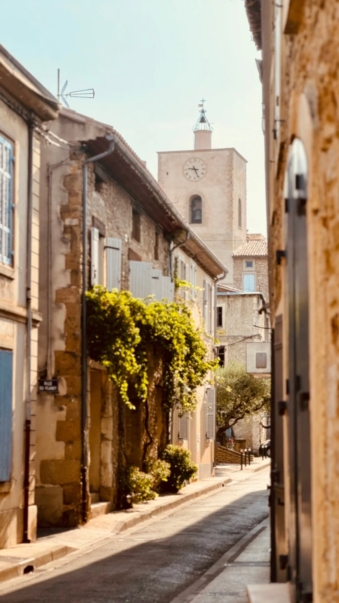 Une ruelle de Piolenc et le clocher de l’église Saint-Pierre