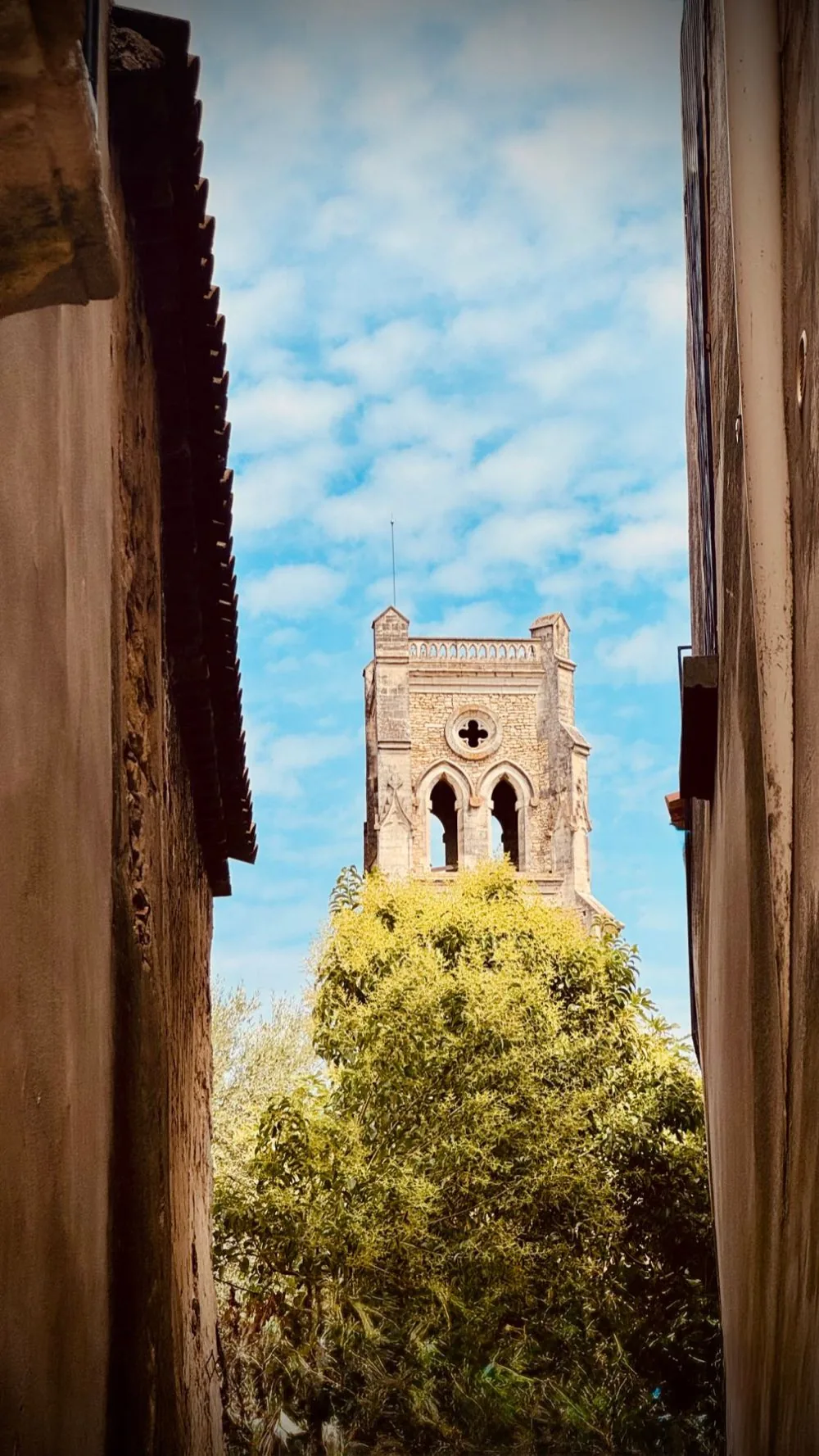 Un clocher de Pont-Saint-Esprit vu depuis une ruelle