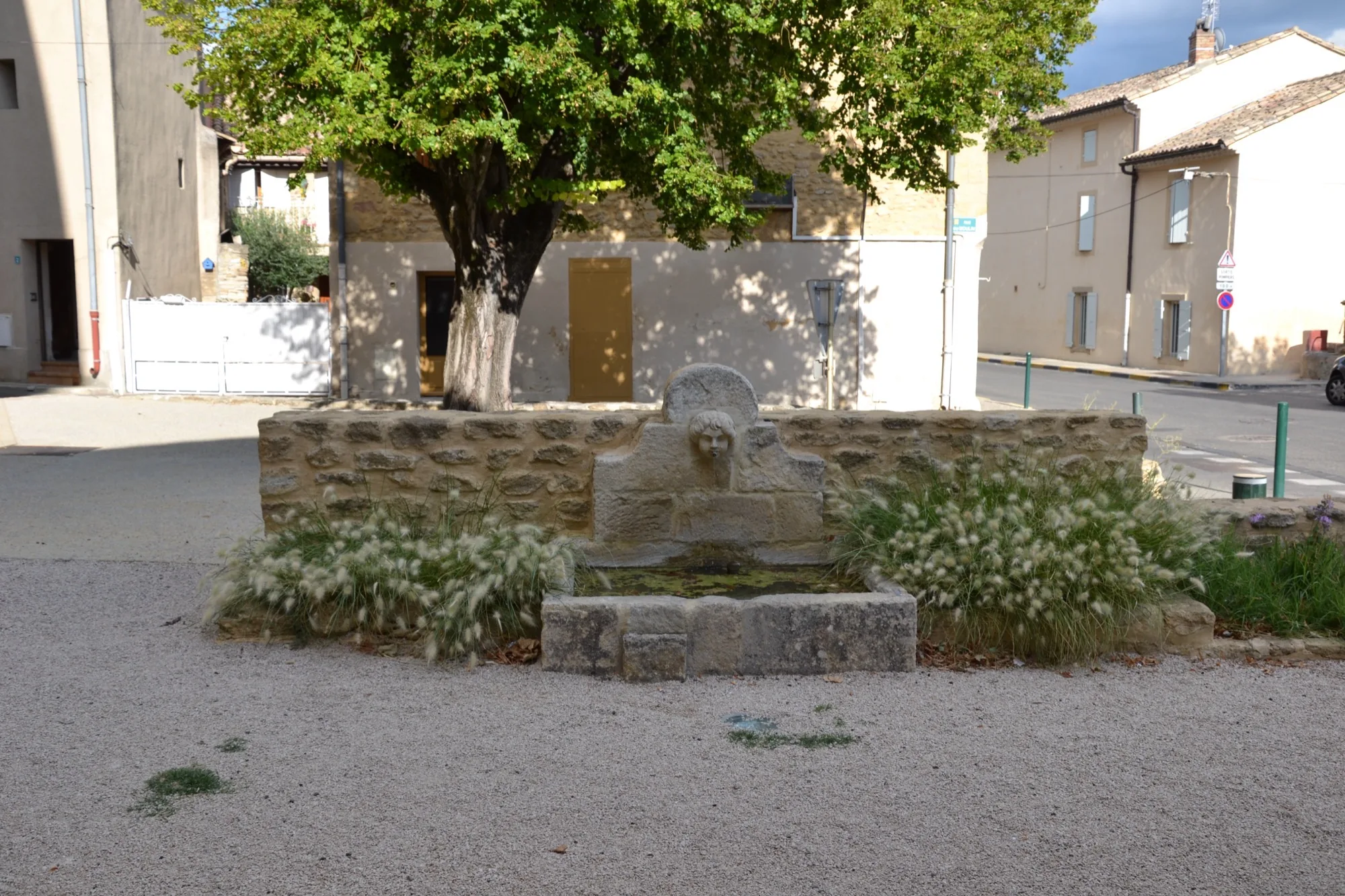 La fontaine sur une place de Sérignan-du-Comtat