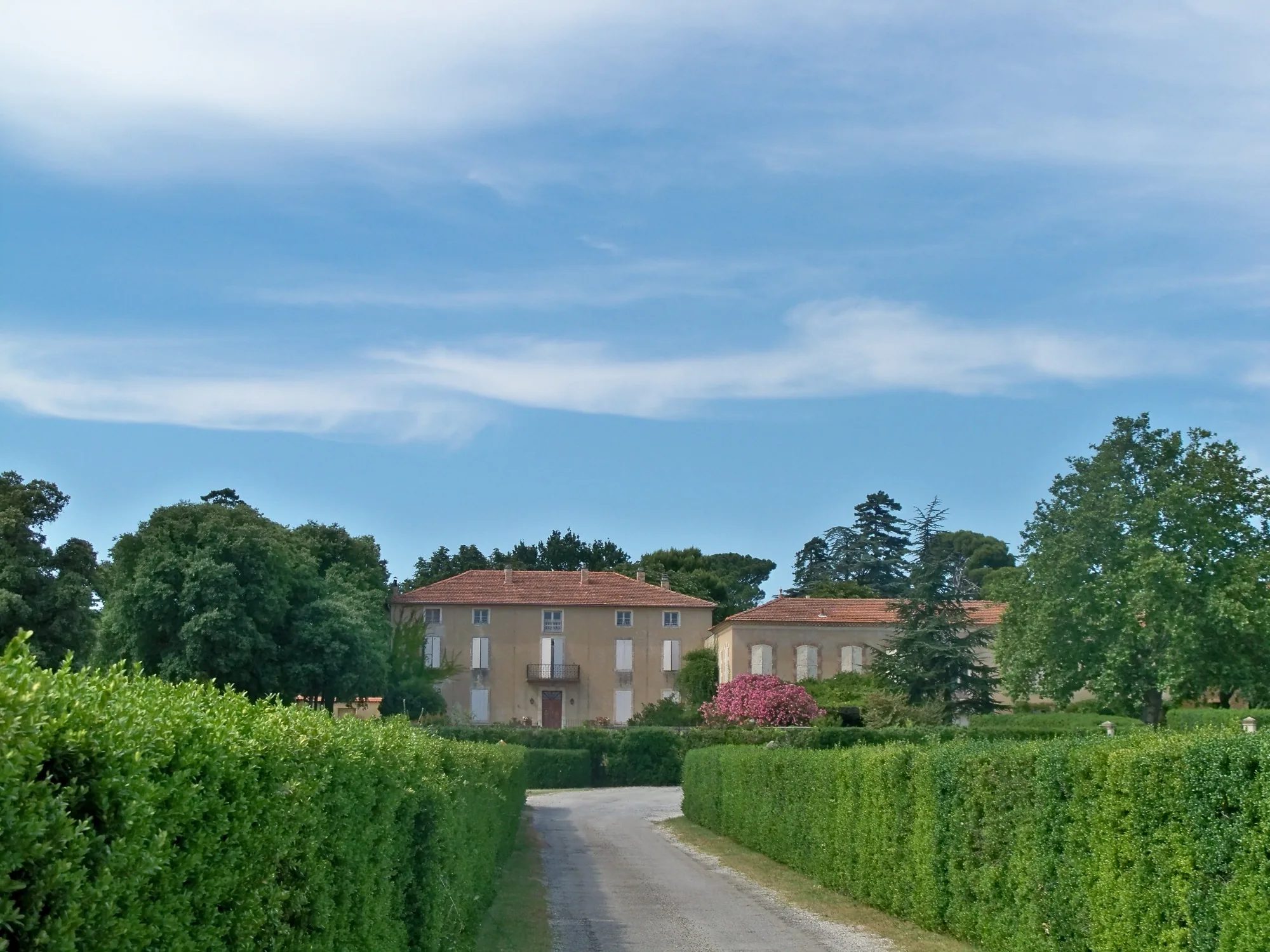 Un château au milieu des vignes du massif d’Uchaux