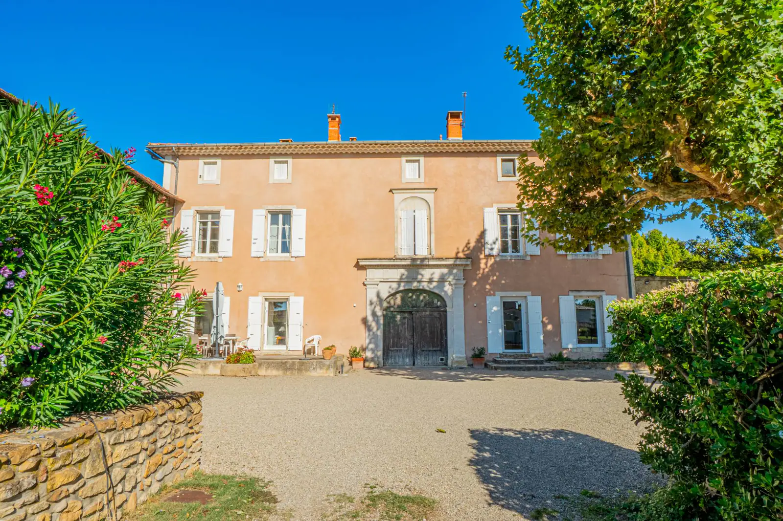 Maison de maître provençale aux volets blancs