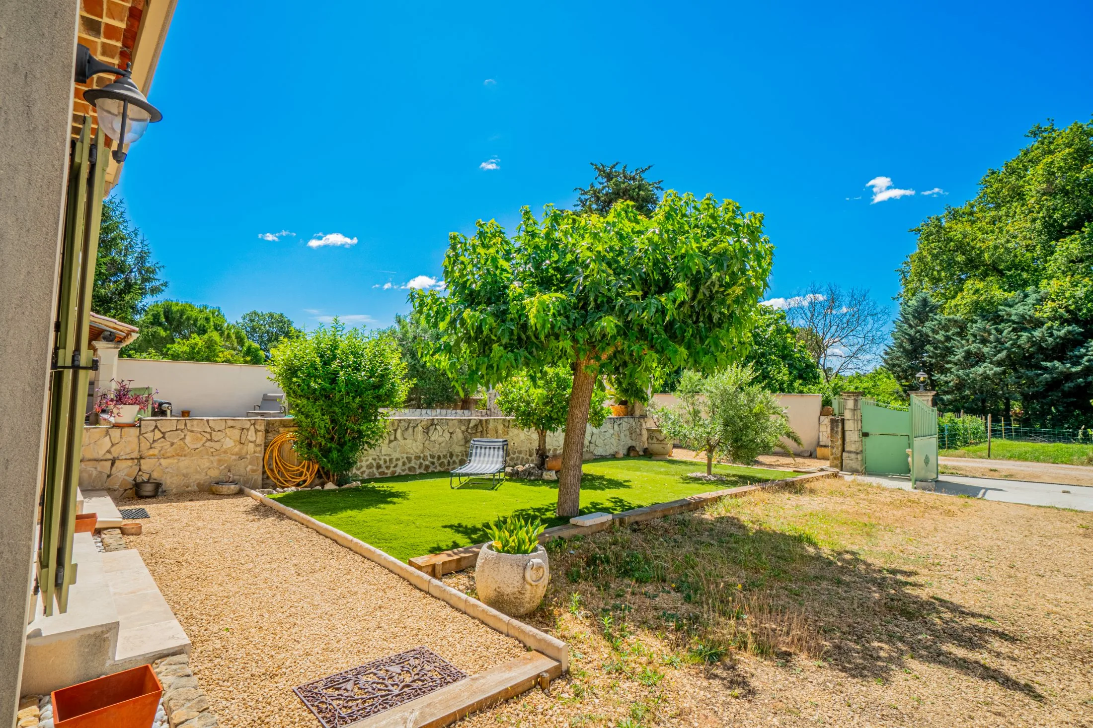 Jardin arboré d’une maison du secteur