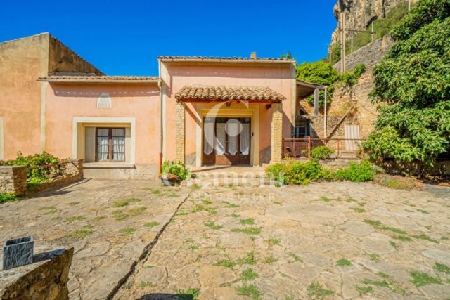 Maison à rénover, Mornas